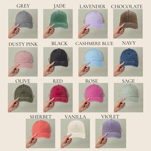 Op de afbeelding: Een verzameling trucker caps in verschillende kleuren, waaronder grijs, jade, lavendel en chocolade. Andere kleuren zijn dusty pink, zwart, kasjmierblauw, marine, olijf, rood, roze, salie, sherbet, vanille en violet. Elke pet heeft een mesh achterkant.