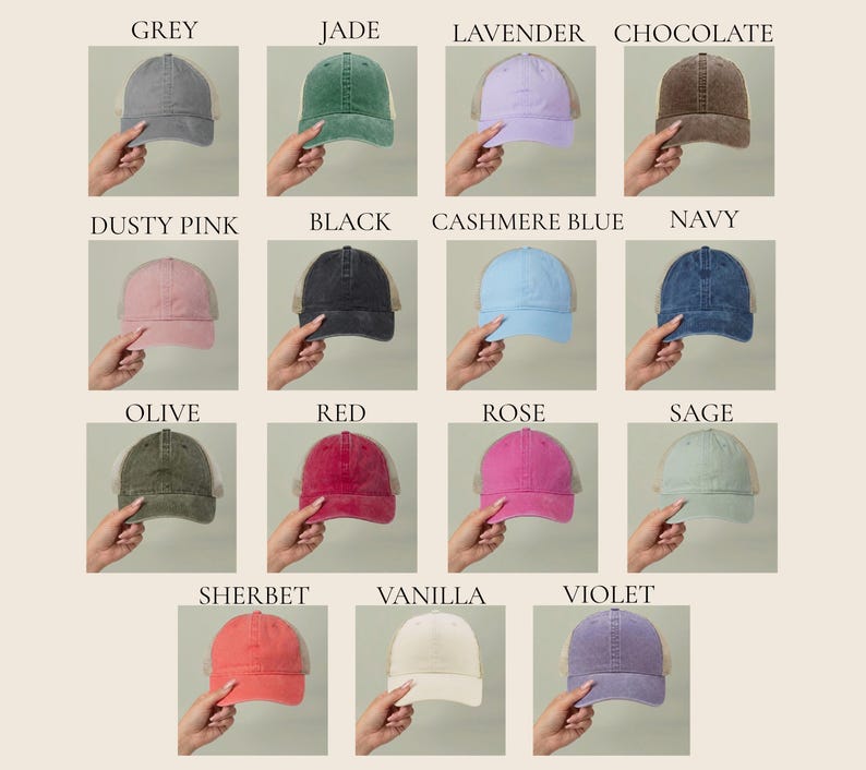 Op de afbeelding: Een verzameling trucker caps in verschillende kleuren, waaronder grijs, jade, lavendel en chocolade. Andere kleuren zijn dusty pink, zwart, kasjmierblauw, marine, olijf, rood, roze, salie, sherbet, vanille en violet. Elke pet heeft een mesh achterkant.