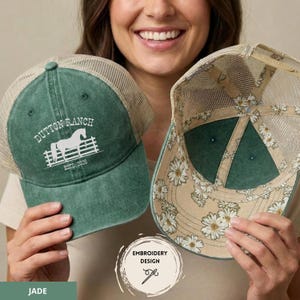 Op de afbeelding: Jade groene truckerpet met de tekst "Dutton Ranch" en een paardenafbeelding. De pet heeft een mesh achterkant en een bloemenpatroon aan de binnenkant. Het is een baseballpet.