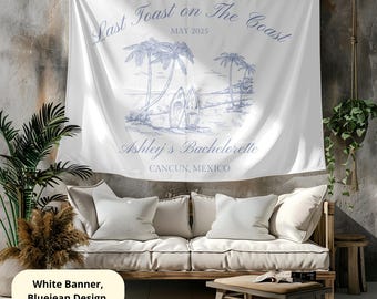 Op de afbeelding: Witte banner met blauwe tekst en een strandscène-illustratie. De banner luidt "Last Toast on The Coast, May 2025, Ashley's Bachelorette, Cancun, Mexico." Het ontwerp bevat palmbomen en surfplanken.