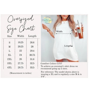 Op de afbeelding: Een afbeelding met een maattabel voor oversized t-shirtjurken met afmetingen in inches. De tabel bevat maten S tot en met 4XL, met bijbehorende breedte- en lengtematen. De afbeelding toont ook een model dat een XL t-shirtjurk draagt.