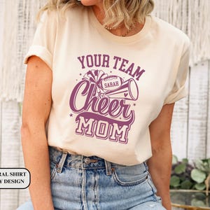 Kundenspezifisches Cheer Mom Fußball-Shirt, personalisiertes Cheer Mom T-Shirt mit Namen, High School Fußball-Shirt, Fußball Mama T-Shirt, benutzerdefinierter Teamname