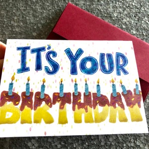 Biglietto di auguri di buon compleanno con divertenti lettere torta