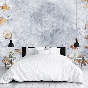 Carta da parati con mandala e pesci rossi. Murale con fauna marina e fiori scolpiti. Colori giallo e grigio.