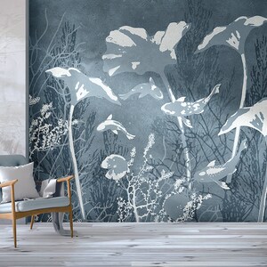 Papier peint avec du poisson-chat. Peinture murale avec des plantes et des poissons sous-marins, noir et blanc, couleurs grises. Papier peint texturé lourd.