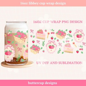Op de afbeelding: Een heldere glazen beker met een aardbeienthema. De beker heeft een wikkelontwerp met aardbeien, taartpunten en strikken. De tekst "16oz libbey cup wrap design" en "16OZ CUP WRAP PNG DESIGN" is zichtbaar. Het ontwerp is geschikt voor UV DTF en sublimatie.