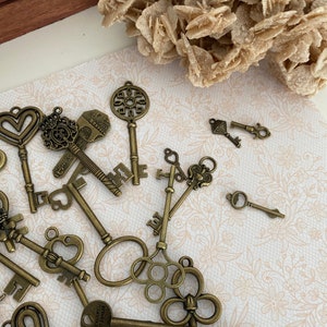 Ornate metal Keys. 8 per pack. LARGE