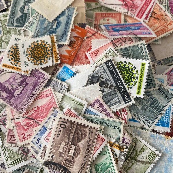 PAKISTAN.  Used vintage postage stamps selectioncollectable/Craft scrap pack 25