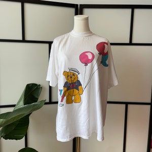 Chemise graphique vintage des années 1990 avec des ballons d'ours en peluche / fabriquée aux États-Unis / taille moyenne (surdimensionnée, voir les mesures)