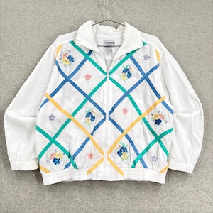 Può includere: Giacca bianca con zip con un design floreale e geometrico. La giacca presenta un colletto bianco, maniche lunghe e una cerniera a tutta lunghezza. Il davanti è decorato con motivi incrociati blu, gialli e verdi e fiori ricamati.