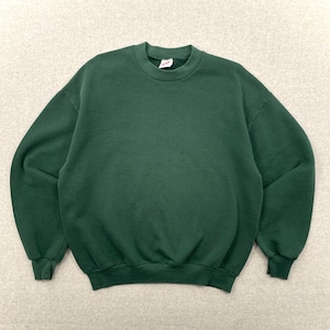 Op de afbeelding: Een effen donkergroene crewneck sweatshirt. De sweatshirt heeft een geribbelde kraag, manchetten en zoom. Het kledingstuk is gemaakt van een zacht, comfortabel materiaal. Het label is zichtbaar in de kraag.