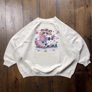 Sudadera vintage de los años 90 con cuello redondo, dibujo animado de vaca, oveja, pájaro y corazones con lazo. Consulte las medidas para conocer el tamaño.