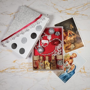 Kerststal - Mirre, wierook, goud, zilveren rozenkrans, relikwieënoliën, medailles, gebedskaarten