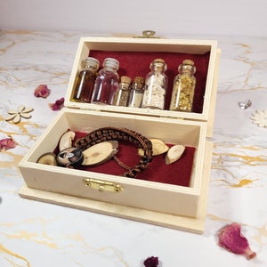 Boîte au trésor en bois de Saint Charbel (bracelet relique inclus)