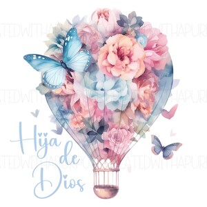 Pode incluir: Uma ilustra&ccedil;&atilde;o em aquarela de um bal&atilde;o de ar quente cheio de flores rosa e azuis. O bal&atilde;o est&aacute; amarrado a uma cesta com uma gaiola. Duas borboletas azuis voam ao redor do bal&atilde;o. O texto "Hija de Dios" est&aacute; escrito em azul abaixo do bal&atilde;o.