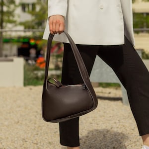 Personalisierte Leder Umhängetasche für Frauen - Kleine Crossbody Handtasche mit Riemen - Individuelle Geschenkidee für Frau, Freundin oder Mutter