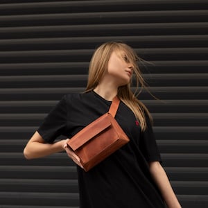 Personalisierte Leder Bauchtasche - Kleine Crossbody Schulter Gürteltasche für Frauen, minimale Geldbörse, handgemachtes Geschenk für Frau, Mutter oder Brautjungfern