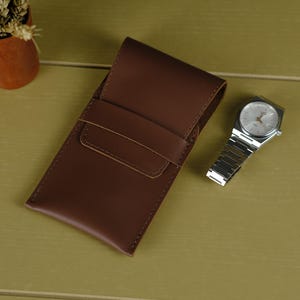 Custodia per orologio in pelle personalizzata - Custodia per orologio da polso fatta a mano per viaggi, custodia per orologio in pelle personalizzata, idea regalo protettiva e compatta