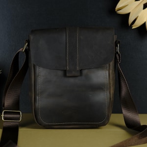 Leren crossbodytas heren, handgemaakte schoudertas voor mannen, gepersonaliseerde leren tas, klein aangepast cadeau voor hem, dagelijkse leren tas
