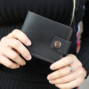 Portafoglio sottile in pelle personalizzato – Borsa da donna fatta a mano con scomparti per carte e contanti, piccolo regalo vintage per lei o per lui, portafoglio classico per tutti i giorni