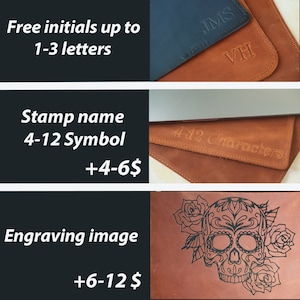 Pode incluir: Artigos de couro com op&ccedil;&otilde;es de personaliza&ccedil;&atilde;o. O topo mostra as iniciais JMS e VH gravadas em couro azul escuro e castanho. O meio exibe o texto 4-12 Characters em couro castanho. A parte inferior apresenta uma grava&ccedil;&atilde;o de caveira e rosas.