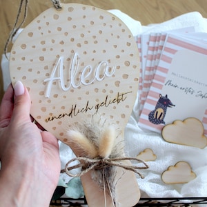 Heißluftballon aus Holz personalisiert mit Namen | Geschenk zur Geburt mit Meilensteinkarten 30 Stück | Waldtiere | Fotokarten Monatskarten