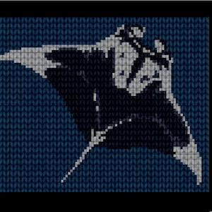 Puede incluir: Una imagen tejida de una manta raya en blanco y negro sobre un fondo azul.