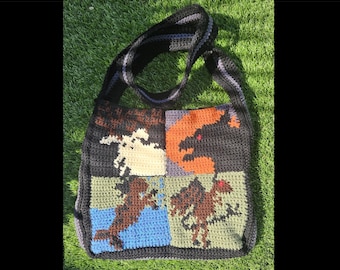 Könnte beinhalten: Eine gehäkelte Tragetasche mit einem schwarzen Riemen und vier Quadraten mit verschiedenen farbigen Drachen. Die Quadrate sind schwarz, orange, blau und grün.