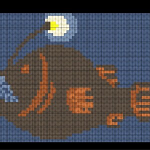 Puede incluir: Un patrón de punto de cruz de pixel art de un pez pescador marrón con un señuelo brillante. El pez nada en un océano azul.