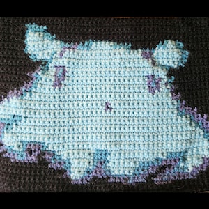 以下が含まれることがあります： 黒い背景に紫色のアクセントが付いた青い雲のクロシェデザイン