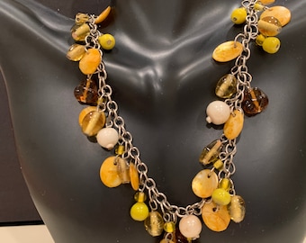 Collar de encanto de cuentas golden-rod