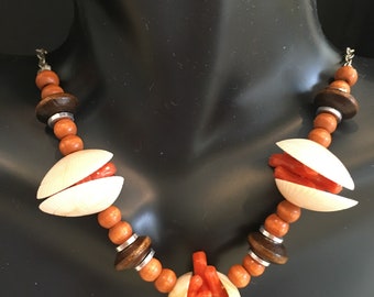 Collar con cuentas de concha marina hecha a mano