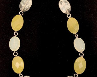 Collar de olivos y cuentas claras
