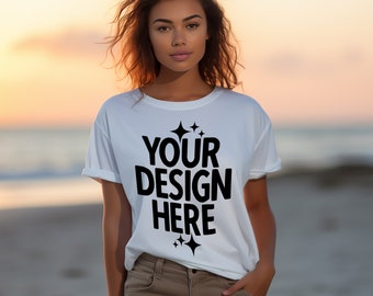 T-shirt bianca Gildan 64000 Mockup: Donna sulla spiaggia (JPEG)