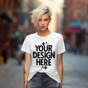 Gildan 5000 Loose Fit Women&#39;s Style T-shirt bianca Mockup / Modella femminile in città / Aggiungi il tuo design per la stampa su richiesta / Download immediato