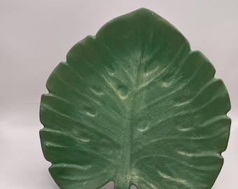 Monstera leaf ring dish in green with iridescent coating