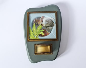 Boîte artistique upcyclée des années 1950 • Assemblage maritime 3D • Ancien baromètre orné d'un poisson-papillon • Objet mural vintage, pièce unique