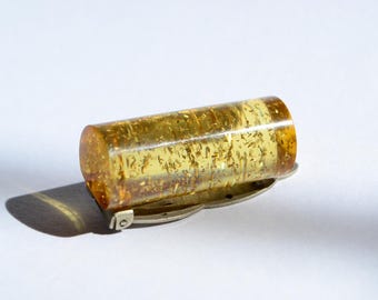 Fermaglio per abito vintage in lucite con coriandoli, anni '40 • Spilla trasparente con scaglie d'oro • Fermaglio per abito in acrilico giallo miele • Gioielli di bigiotteria di metà secolo