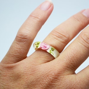 Lucite Bandring • Reverse Carved Rose • Handbemalt Creme Rosa • 1950s Bakelite Era • Romantischer Statement Ring