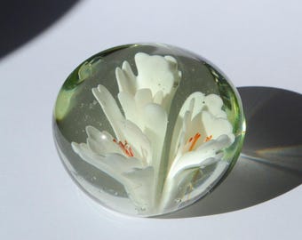 Antiker Glas-Briefbeschwerer • Handgearbeitete weiße Blüten • Paperweight Unikat • Briefbeschwerer Glas-Blumen • Wunderkammer