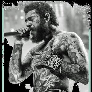 Könnte beinhalten: Schwarz-Weiß-Bild von Post Malone, der auf der Bühne auftritt und ein Mikrofon hält. Er hat Tätowierungen auf Armen und Oberkörper und trägt einen Gürtel und Jeans. Der Text "POST MALONE" steht oben im Bild.