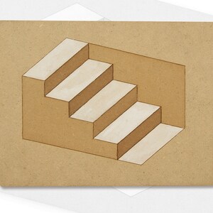 Könnte beinhalten: Eine braune Karte zeigt eine optische Täuschung einer Treppe. Die Treppe scheint gleichzeitig auf- und abzusteigen. Der Text "ILLUSION DE L'ESCALIER DE SCHRODER" ist auf der rechten Seite der Karte aufgedruckt.