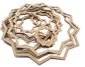 Puede incluir: Un conjunto de formas geométricas de estrella cortadas con láser, hechas de cartón marrón claro. Las formas están anidadas entre sí, creando un efecto de capas. El diseño presenta ángulos agudos y cortes intrincados, adecuados para manualidades o proyectos decorativos.
