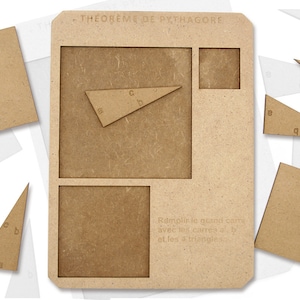 Puede incluir: Un rompecabezas de madera del teorema de Pitágoras con una base rectangular y varias formas geométricas. El rompecabezas incluye un cuadrado grande, dos cuadrados más pequeños y varios triángulos rectángulos. El texto "THEOREME DE PYTHAGORE" está en la parte superior.