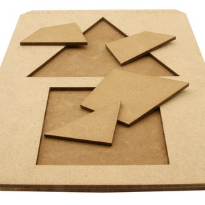 Op de afbeelding: Een houten puzzel met een rechthoekig frame en uitgesneden vormen. De puzzel bevat een driehoek en een vierkant, elk met verschillende stukken die in de uitgesneden ruimtes passen. De stukken zijn lichtbruin.