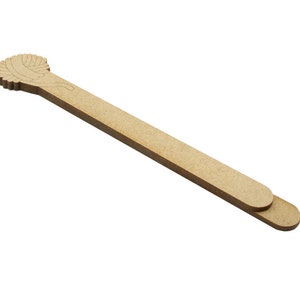 Puede incluir: Un marcapáginas de madera marrón claro con un diseño floral decorativo en la parte superior. El marcapáginas es rectangular con bordes redondeados y está sobre un fondo blanco.