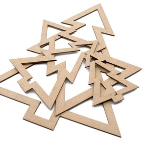 Peut inclure: Un ensemble de découpes de sapins de Noël en carton brun, superposées pour créer un effet tridimensionnel.