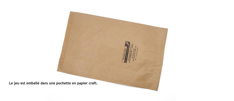 May include: A brown craft paper envelope with a small black logo and text. The rectangular envelope is sealed. The text at the bottom of the image reads: "Le jeu est emball&eacute; dans une pochette en papier craft."