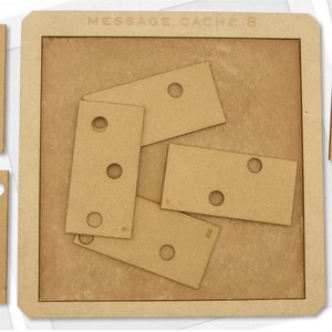 Peut inclure: Un puzzle en bois avec les mots "Message Cache 8" imprimés sur le dessus. Le puzzle se compose de huit pièces, chacune avec un nombre différent de trous. Les pièces sont disposées en forme de carré.