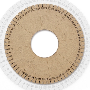 Peut inclure: Un disque à tresser circulaire en bois avec un trou central et des lignes radiales. Le disque est marqué de chiffres de 1 à 54 sur le pourtour, avec de petits triangles et cercles. Le disque est de couleur marron clair.